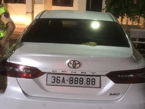 Phát hiện người điều khiển ôtô biển số "VIP" 888.88 vi phạm nồng độ cồn