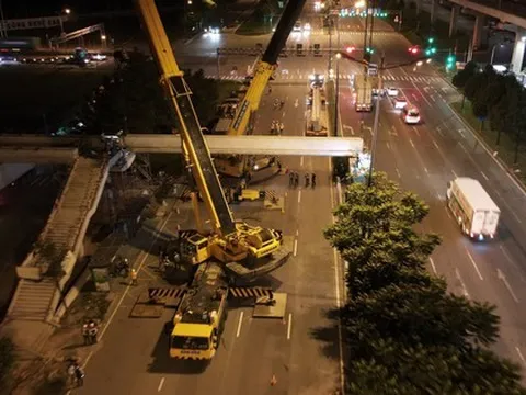 Toàn cảnh trắng đêm lắp dầm cầu bộ hành đầu tiên của tuyến metro số 1