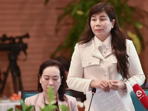 Đã nghỉ công tác, một phó chủ tịch quận vẫn họp và ký hàng chục văn bản