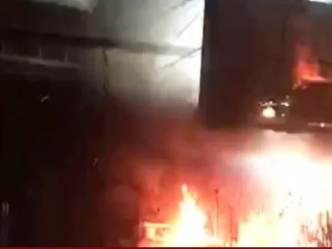 Cháy tiệm trà sữa lúc rạng sáng, 2 vợ chồng trèo qua nhà hàng xóm thoát thân