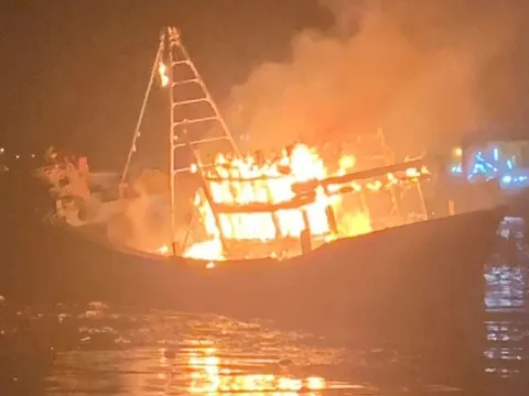 Tàu cá bốc cháy ngùn ngụt trên biển, 12 ngư dân cầu cứu