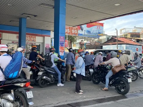Chủ cây xăng kêu trời vì quy định xuất hóa đơn điện tử cho người đổ xăng