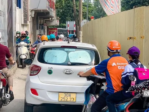 Chật vật di chuyển qua khu vực ga ngầm metro Nhổn - ga Hà Nội