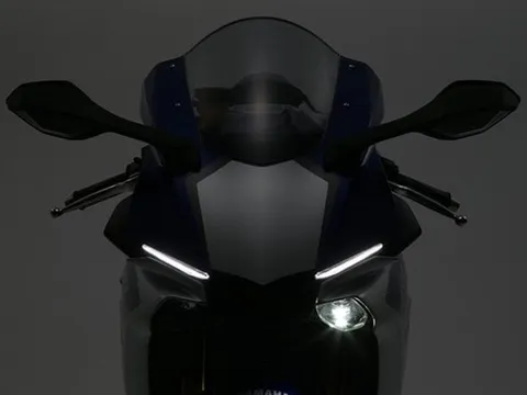 Tại sao đèn xe máy phân khối lớn chỉ sáng một bên?