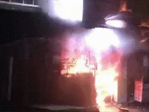 CLIP: Quán trà sữa ở TP HCM cháy dữ dội, nhiều người tháo chạy thoát thân