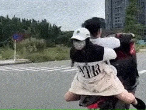 Tiếp tục xôn xao clip "diễn xiếc" bằng xe máy ở Thủ Thiêm