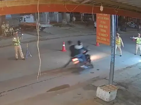 VIDEO: Lao xe máy vào tổ CSGT kiểm tra nồng độ cồn, 1 đại úy bị thương