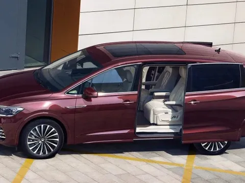 VW Viloran giá tạm tính 1,9 tỷ tại Việt Nam: 2 phiên bản, giao xe đầu năm sau, đấu Carnival bản 'full'