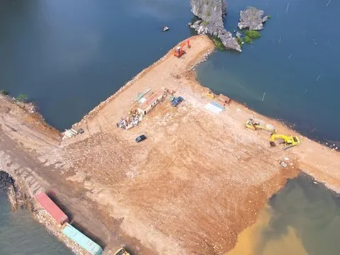 Quảng Ninh chỉ đạo khẩn vụ quây núi đá vịnh Hạ Long làm ‘hòn non bộ’