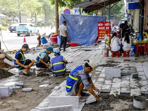 Đến hẹn lại lên, Hà Nội ngổn ngang lát đá vỉa hè dịp cuối năm