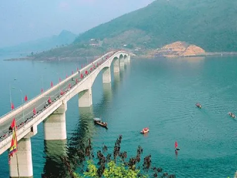 DN đằng sau Cầu Pá Uôn - Cây cầu hoàn toàn Made in Vietnam, xưng danh trụ cầu cao nhất Việt Nam