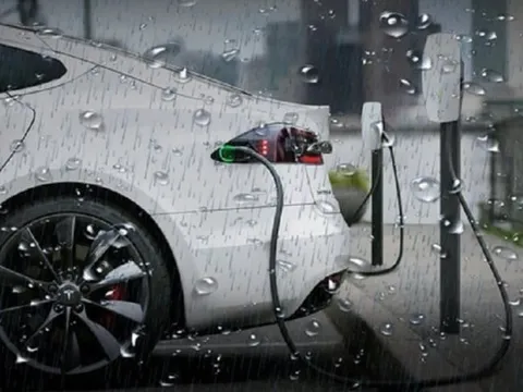 Có thể sạc ô tô điện dưới trời mưa?