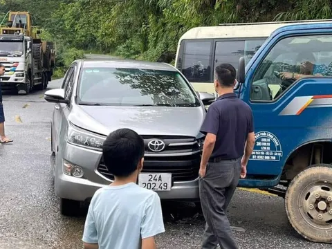 Ảnh TNGT: Toyota Innova lĩnh đủ vì vượt ẩu ở khúc cua