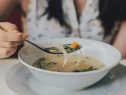 Cô gái 25 tuổi bị gan nhiễm mỡ nặng sau khi giảm cân trong 6 tháng