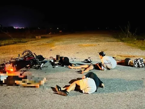 Xe máy đối đầu xe đạp điện, 5 người thương vong