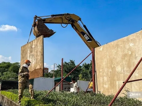 Hà Nội: Dỡ tường rào tông trên đường vành đai 2,5
