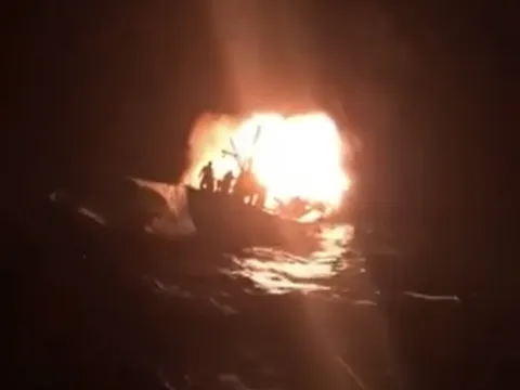 CLIP: Khoảnh khắc kinh hoàng cứu ngư lưới cụ trên con tàu bốc cháy giữa biển khơi