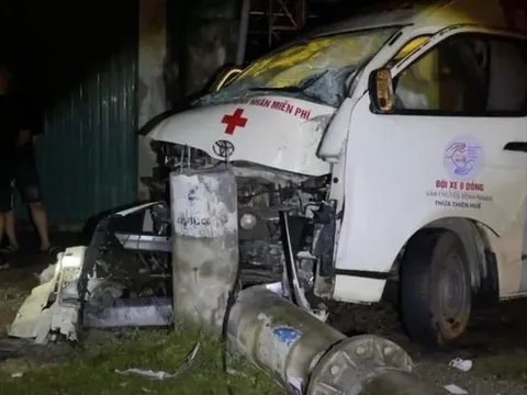 Xe cứu thương tông gãy cột điện, 2 người bị thương, hơn 750 hộ dân mất điện