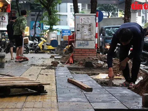 Vỉa hè Hà Nội "rục rịch" tân trang cuối năm, gây không ít phiền hà cho người dân