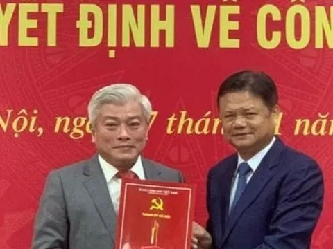 Thành ủy Hà Nội trao quyết định điều động cán bộ
