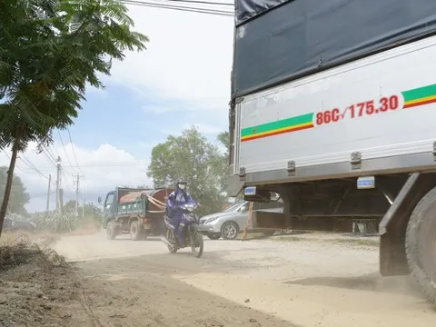 Nhiều tuyến đường dân sinh thuộc cao tốc Phan Thiết - Dầu Giây hư hỏng nặng