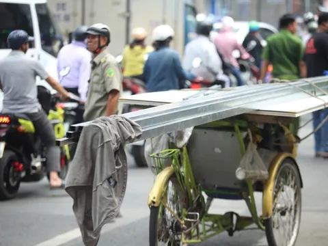 Va chạm xích lô chở sắt ở quận 10, một phụ nữ chết thương tâm