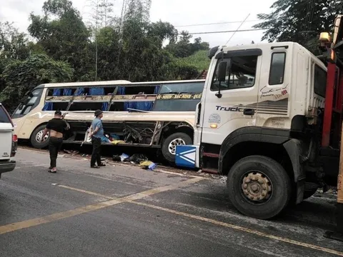 Tai nạn liên hoàn giữa 3 xe khách và xe ôtô 7 chỗ trên quốc lộ