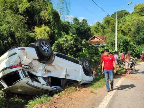Ảnh TNGT: Nghi mất lái khi vào cua tốc độ cao, Toyota Fortuner lật ngửa dưới mương