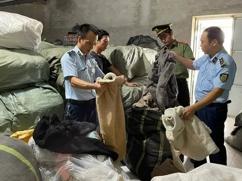 Tạm giữ 25 tấn hàng quần áo "second hand" không rõ nguồn gốc bán trên Facebook
