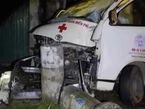 Xe cứu thương đâm cột điện bẹp dúm đầu, hàng nghìn người dân mất điện