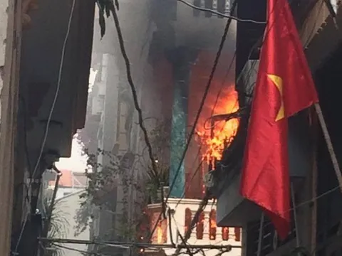 Cháy lớn tại căn nhà sâu trong ngõ nhỏ ở Hà Nội, khói đen bao trùm