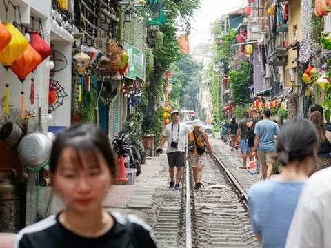 Khách du lịch vẫn bất chấp nguy hiểm, tạo dáng chụp ảnh ở phố "cà phê đường tàu"