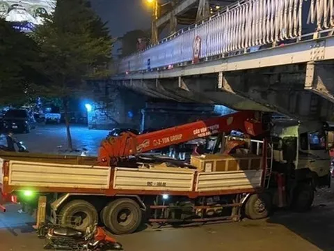 Xe cẩu mắc kẹt sau khi tông vào dầm cầu Long Biên, 2 người bị thương