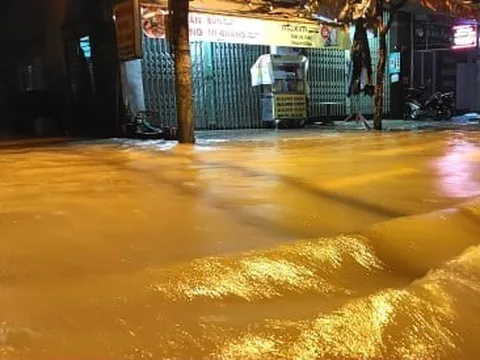 Nửa đêm nước lớn, dân 'rốn lũ' Đà Nẵng bơ phờ dọn đồ chạy lụt