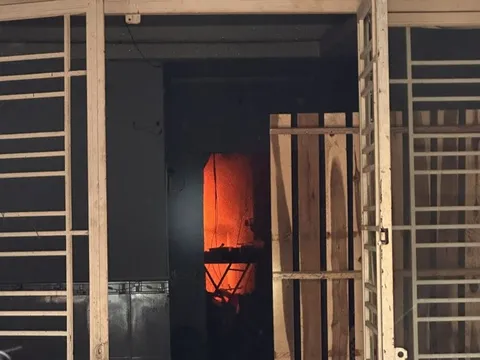 CLIP: Người đàn ông bị tâm thần nghi đốt nhà ở TP HCM