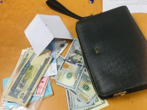 Để quên ví có nhiều ngoại tệ và giấy tờ quan trọng tại xe đẩy sân bay