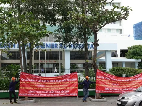 Một bệnh viện lớn ở Bình Định bất ngờ bị căng băng rôn đòi nợ
