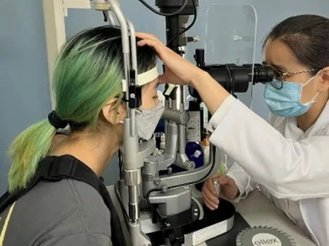 Cô gái 22 tuổi mắc bệnh tiểu đường, biến chứng vào mắt gây đục thủy tinh thể