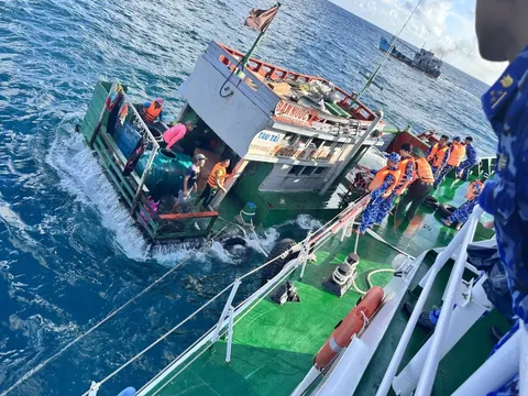 Cứu bé 3 tuổi cùng gia đình ngư dân bị chìm tàu