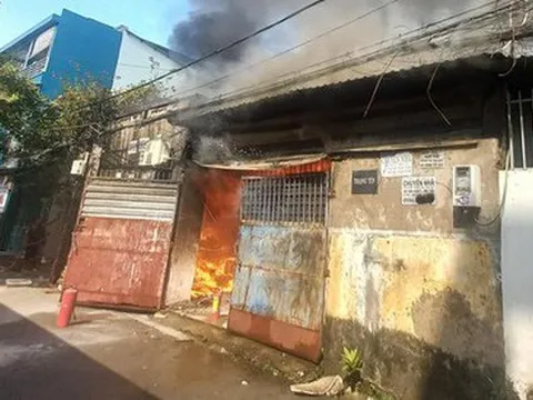 TPHCM: Cháy nhà sản xuất giấy, người dân bên cạnh ôm tài sản tháo chạy