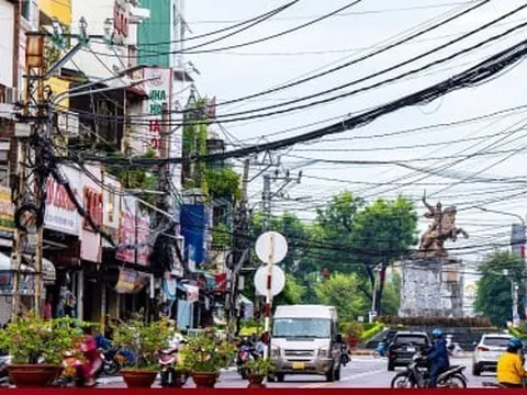 Dây điện, dây cáp như 'tơ vò', thòng lọng trên phố: Hiểm họa chực chờ ở Quy Nhơn