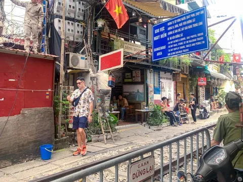 Đường sắt tiếp tục đề nghị sớm giải tỏa tụ điểm cà phê đường tàu