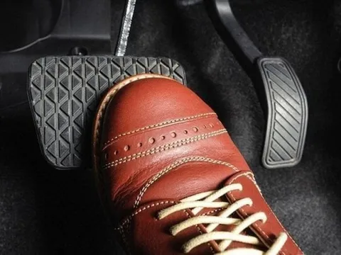 Lý do đạp phanh ô tô chạm sàn vẫn không 'ăn'