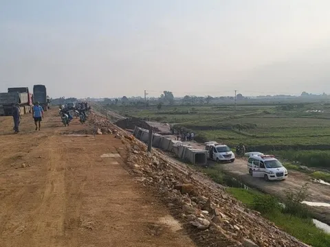 Sập tấm bê tông cống đường gom cao tốc, hai công nhân tử vong