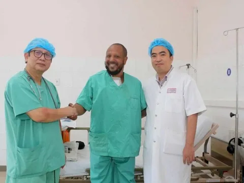 Kịp thời cứu người đàn ông nước ngoài bị bệnh lý tim mạch nặng