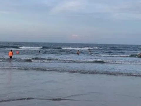 Nhóm học sinh ra biển tắm, 1 nam sinh bị sóng cuốn trôi