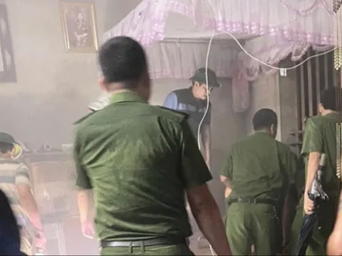 Mang 10 lít xăng tới nhà chồng cũ tưới lên người đòi tự thiêu