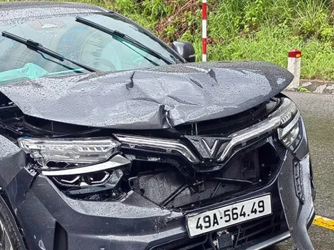 Đằng sau những bức ảnh TNGT: VinFast VF 8 vỡ tan đầu xe vì tai nạn