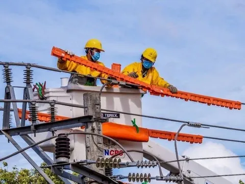 EVN tăng giá bán lẻ điện thêm 4,5%, DN ngành điện hút tiền, cổ phiếu nổi sóng dù VN-Index có lúc giảm hơn 10 điểm