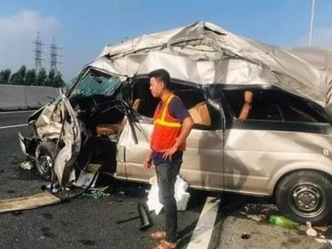 Ô tô 16 chỗ bẹp dúm sau tai nạn kinh hoàng trên cao tốc, 3 người nhập viện
